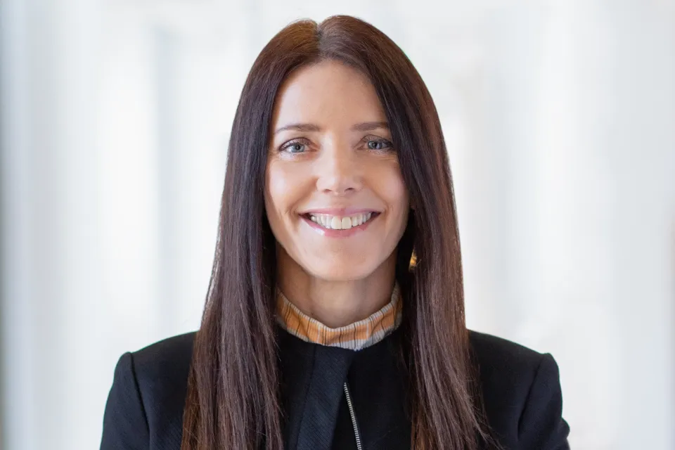 Dee McLaughlin headshot